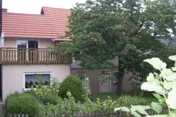 Monteurzimmer in Burghaun - Ferienwohnung Haus Bönigk - Zimmer mit Doppelbett, Dusche und WC