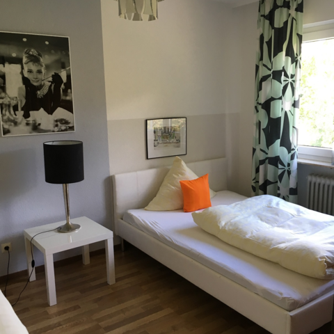 Monteurzimmer in Saarbrücken - Große Wohnung. 4 Betten. Wlan. Privater Parkplatz. Balkon