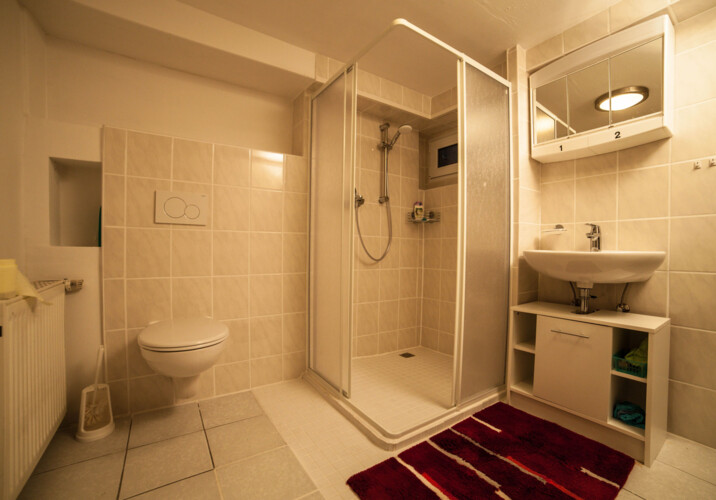 Geräumiges Badezimmer