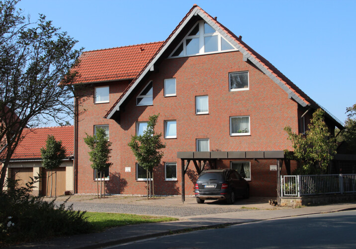 Außenansicht mit PKW-Stellplät