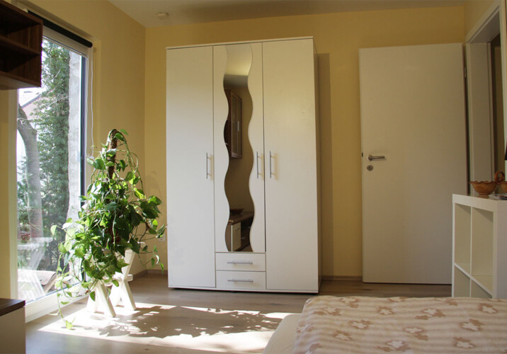 1. Wohn- bzw. Schlafzimmer