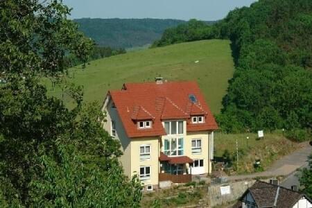 Blick zu Hotel Zweiburgenblick