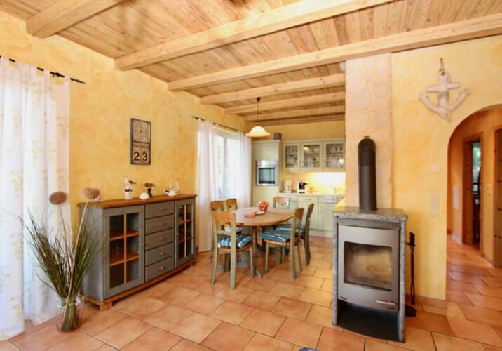 Küche mit Esszimmer und Kamin