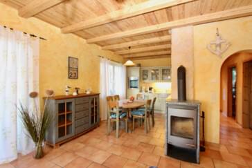Küche mit Esszimmer und Kamin 