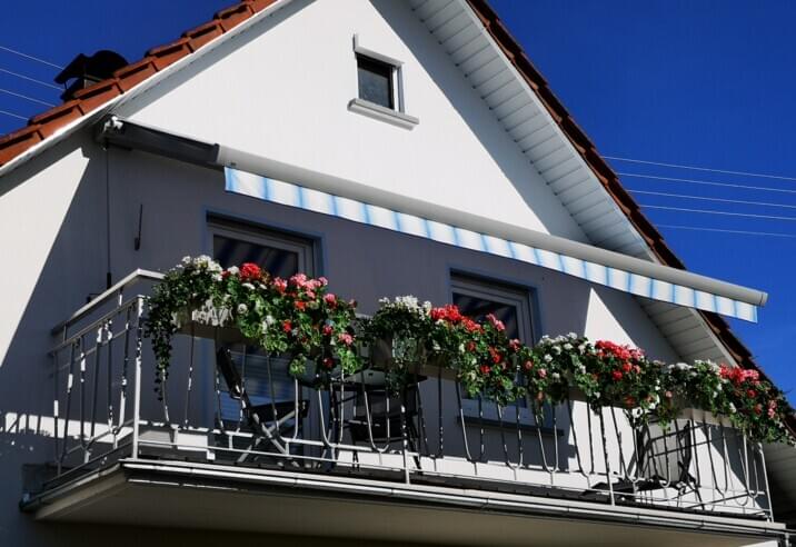 Südwestbalkon mit Markise