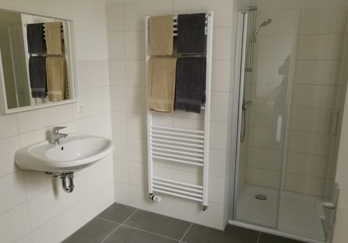Monteurzimmer: Einzelzimmer mit eigenem Bad mit Dusche, 2 Bett Zimmer