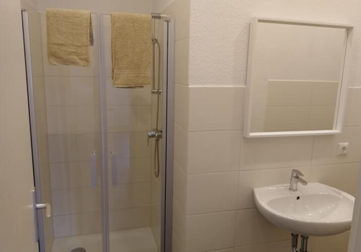 Monteurzimmer: Einzelzimmer mit eigenem Bad mit Dusche, 2 Bett Zimmer