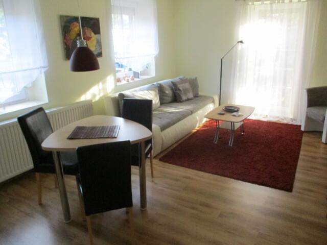 Wohnzimmer mit Sofa, Sessel,