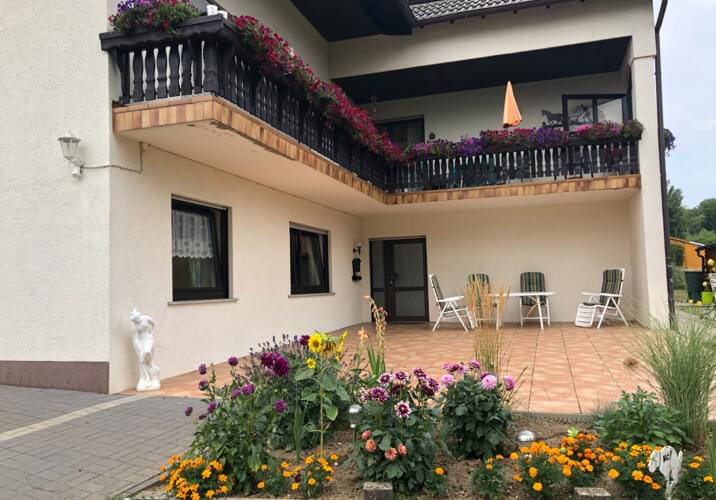 Eingang mit Terrasse