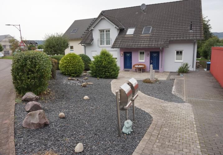 Außenansicht mit Stellplätzen