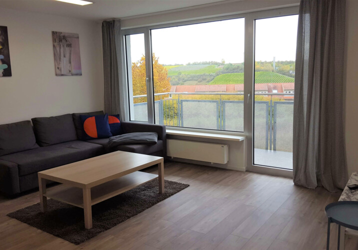 Wohnzimmer mit Balkon