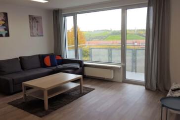 Wohnzimmer mit Balkon