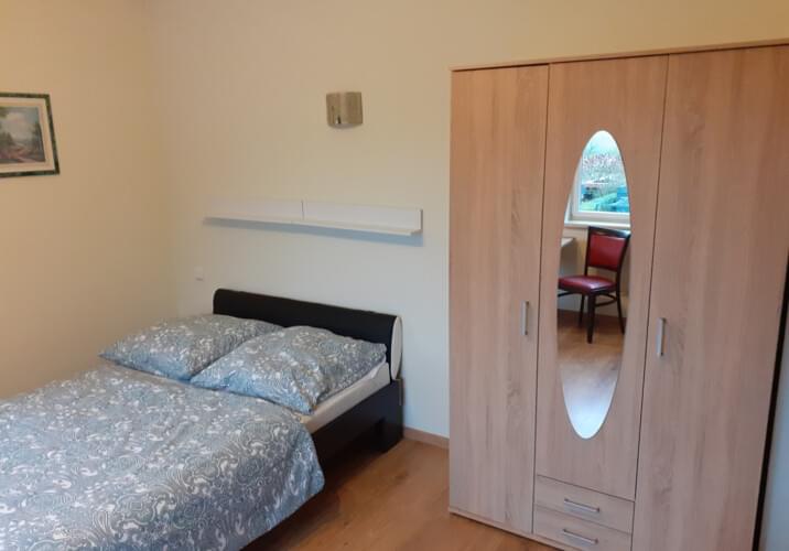 Doppelbett im großen Zimmer