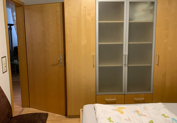 Schlafzimmer mit Doppelbett 16