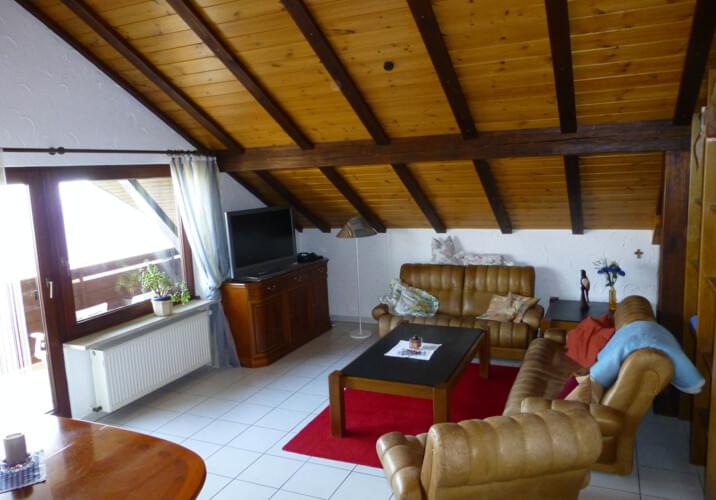 Wohnzimmer mit Balkon