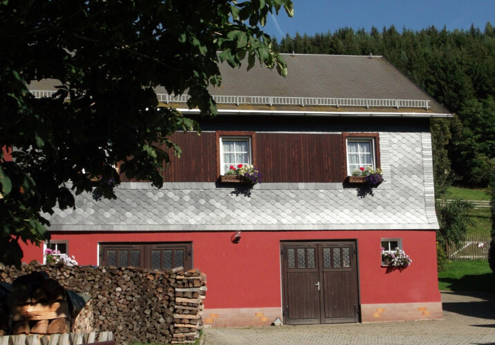 von vorn einfahrt und hof