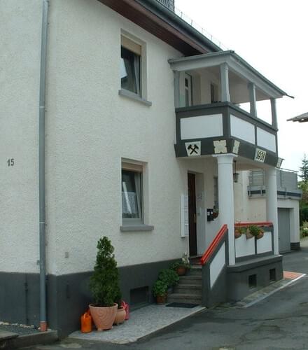 Hausansicht mit Veranda