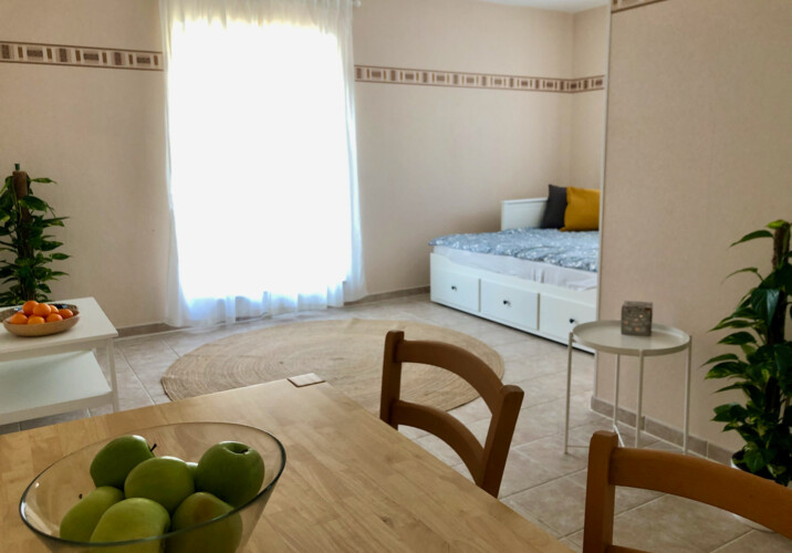 WZ mit TV, Esstisch & Bett