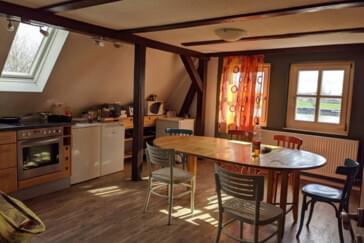 Monteurzimmer in Regensburg - Große Dachgeschoss Wohnung am Donauufer für bis zu 9 Personen