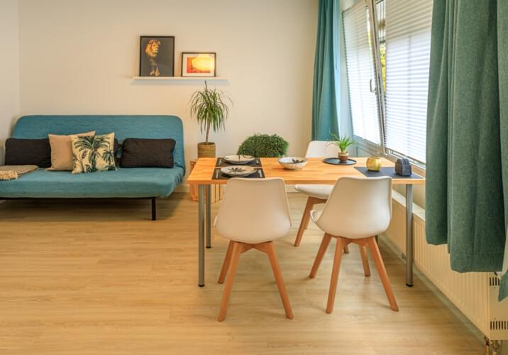 geräumiges Wohnzimmer