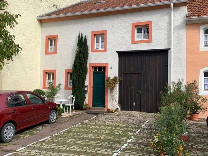 Vorne mit Parkplätzen