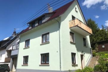 Haus und Parkplätze