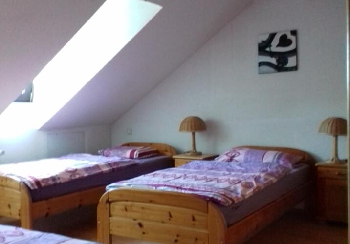 Schlafzimmer mit 3 Betten