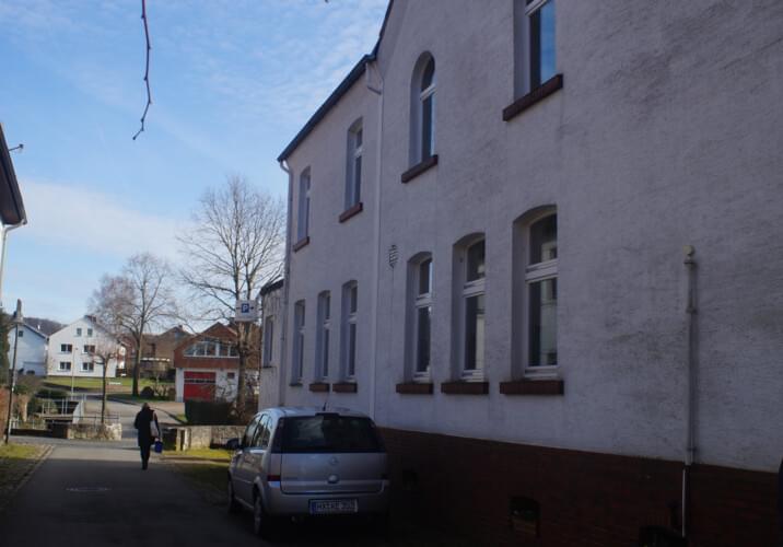 Frontansicht, hinten Parkplatz