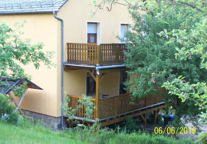 Haus mit Balkonteerassen