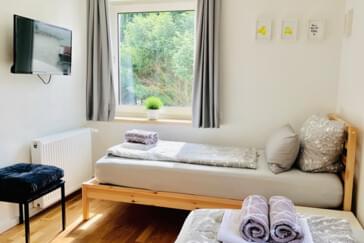 Monteurzimmer in Memmingen - Allgäulodge Memmingen- Haus mit 3 Apartments mit je 2-3 Schlafzimmern, eigene Küche,eigenes Bad, Parkplatz 