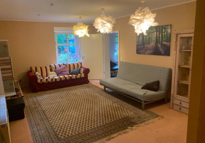 Wohnzimmer mit Doppelbett und 