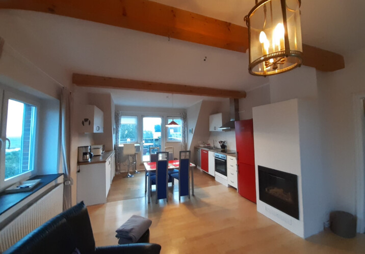 Wohnzimmer mit offener Küche