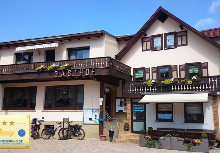 Neues Gästehaus mit großem Hof