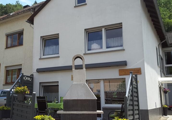 Hausansicht mit Parkplatz für