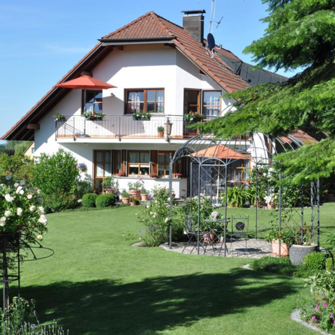 Monteurzimmer in Ebenweiler - Apartment im Rosengarten