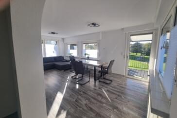 Wohnzimmer mit Esstisch