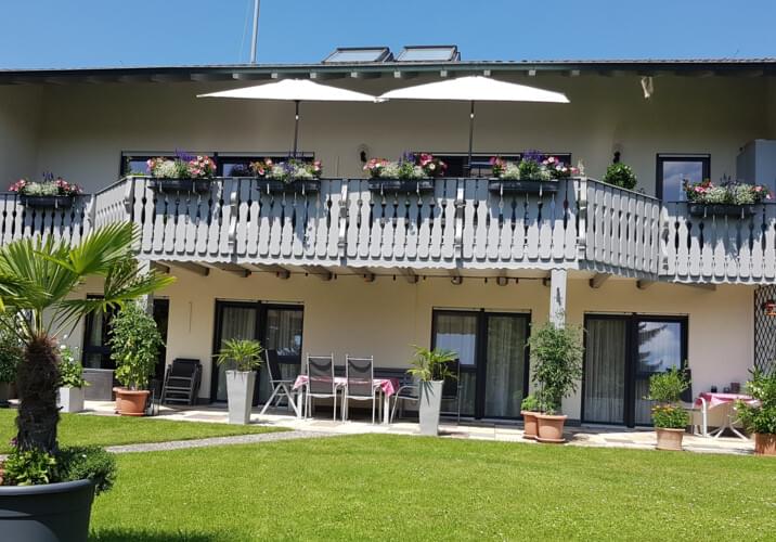 Gästehauses mit Liegewiese