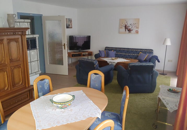 Ess- und Wohnzimmer mit Balkon