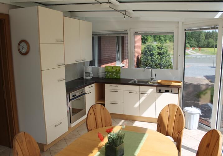 Eingang neben Autohaus Baum