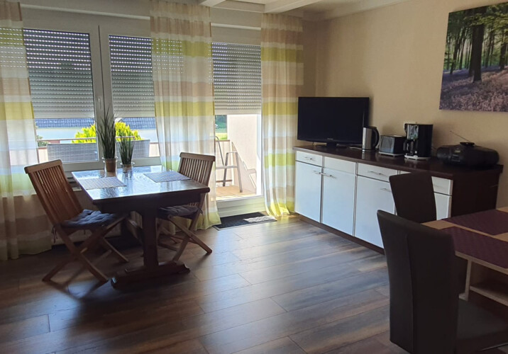 Küche mit Esstischen und Sitzp