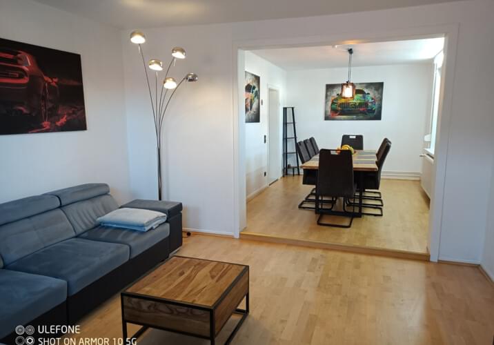 Wohnzimmer mit Couch und Smart
