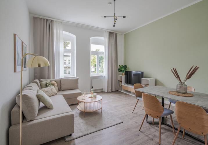 Wohnzimmer mit Schlafsofa und 