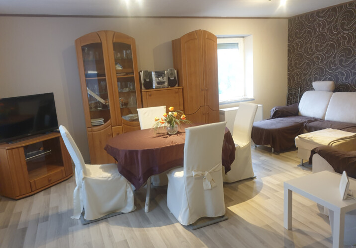 Wohn und Esszimmer .Ecksofa au