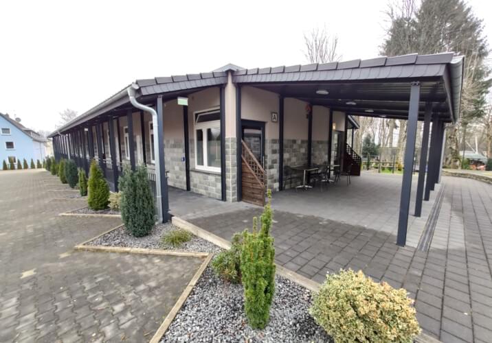 Flachbau - Aussen Parkplatz