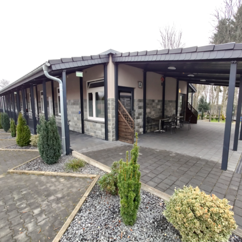 Flachbau - Aussen Parkplatz