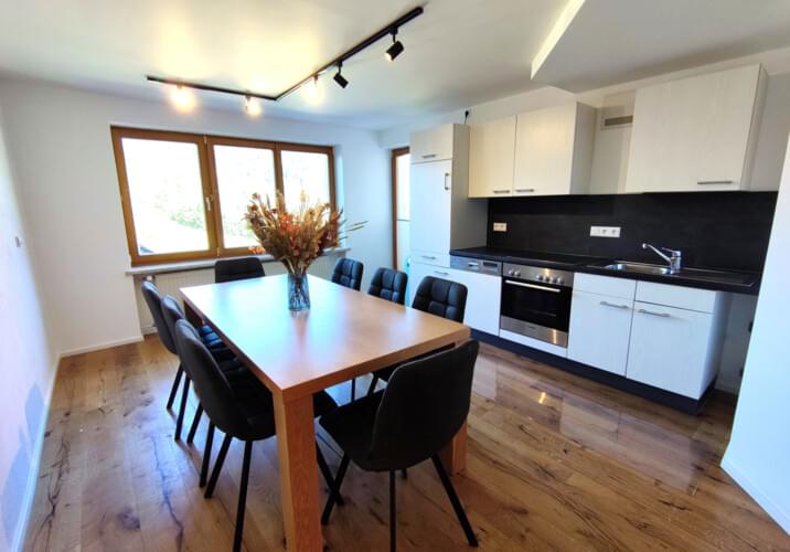 Küche mit Zugang zum Balkon