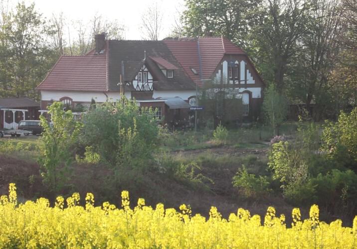 Bahnhof mitten im Grünen