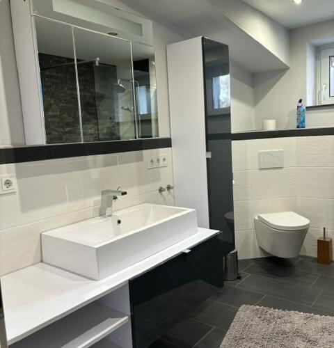 Badezimmer mit Fenster