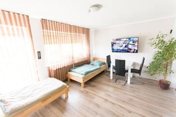 Monteurzimmer in Essenbach-Ohu - Rob's Gästehaus - 300Mbit Glasfaser Internet! sicherer Parkplatz, Putzfrau, zentrale Lage, 2 Minuten zur Autobahn.