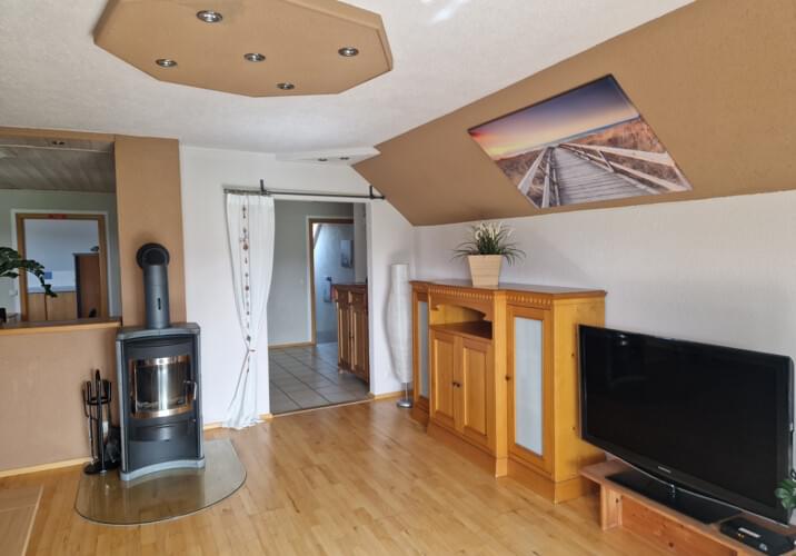 Wohnzimmer mit Holzofen, Balko